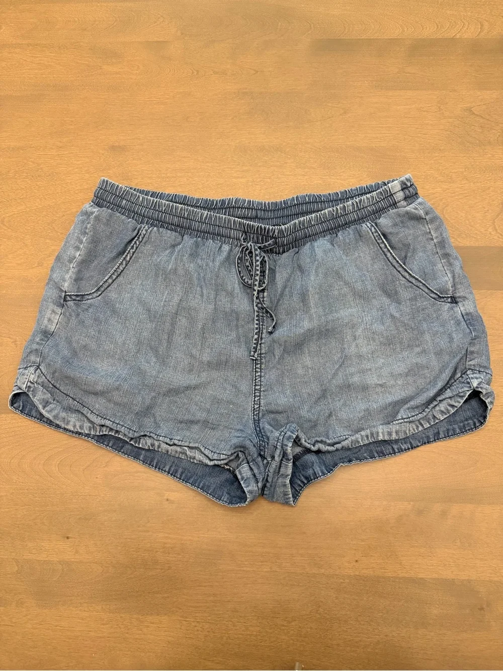 Universal Thread Women’s Chambray Pull-On Shorts Size Large Blue